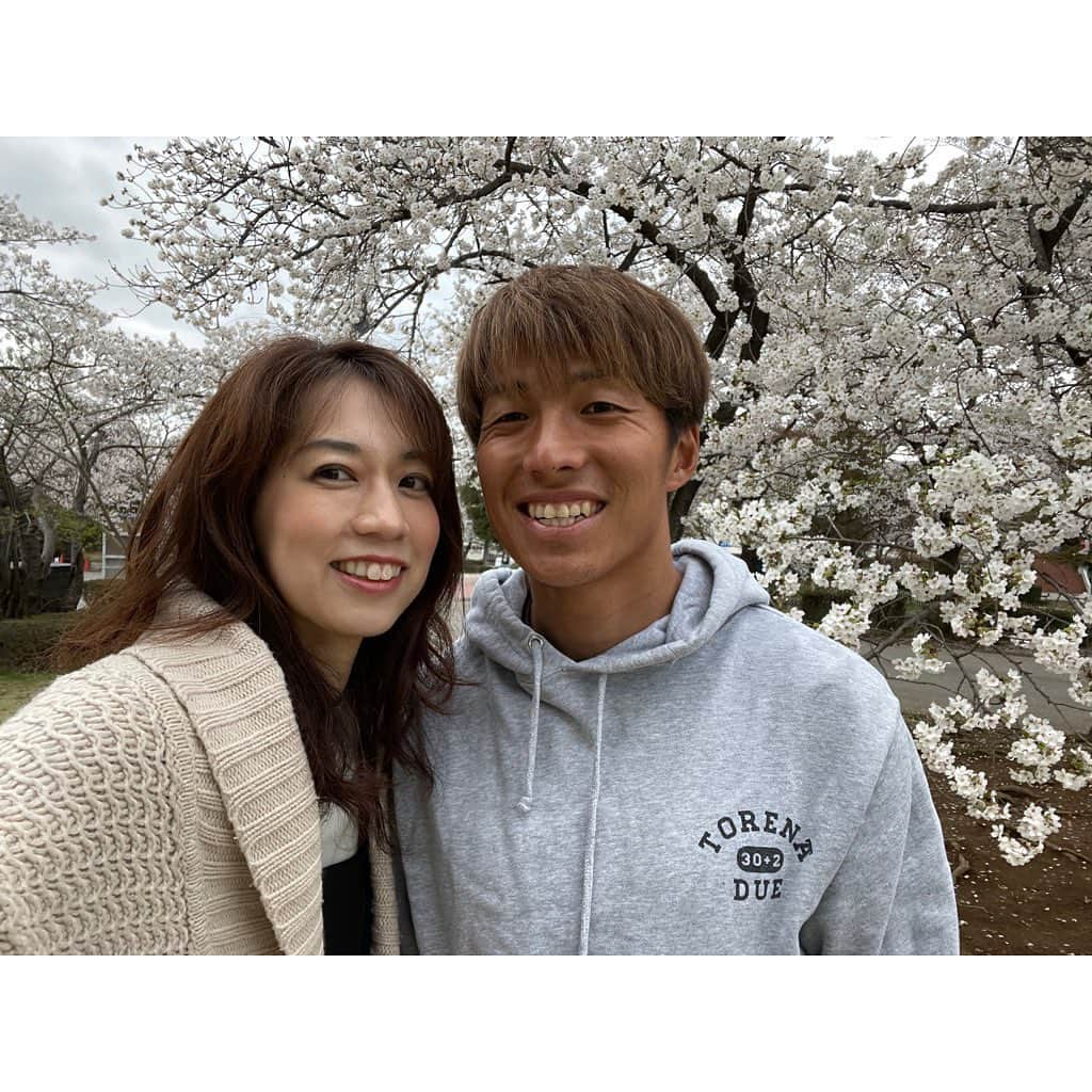 山田真以さんのインスタグラム写真 - (山田真以Instagram)「#時差投稿 久しぶりに見た#小瀬スポーツ公園 のさくら🌸 とっても綺麗だった🫧 紙芝居してるおじさんがいて、 子供たちが集まって楽しそうに見ていたりして、私も娘も一緒に楽しませてもらいました☺️  娘が大好きないちご狩りにも行けた🍓💗 @ichigozanmai   次はいつ山梨に帰ろうか？と、離れても大好きな場所🗻 #山梨#甲府#さくら#桜#🌸#いちござんまい#いちご狩り#🍓」4月28日 0時00分 - maaai.yamada