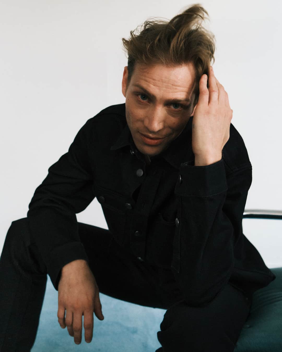 フィリッパコーのインスタグラム：「Introducing the Filippa K Spring/Summer 2023 Denim Shirt. Explore the SS23 menswear collection, available now in store and at filippa-k.com  Photographed by @thomasjansson2 Model Mike Vasilakis @theclawmodels」