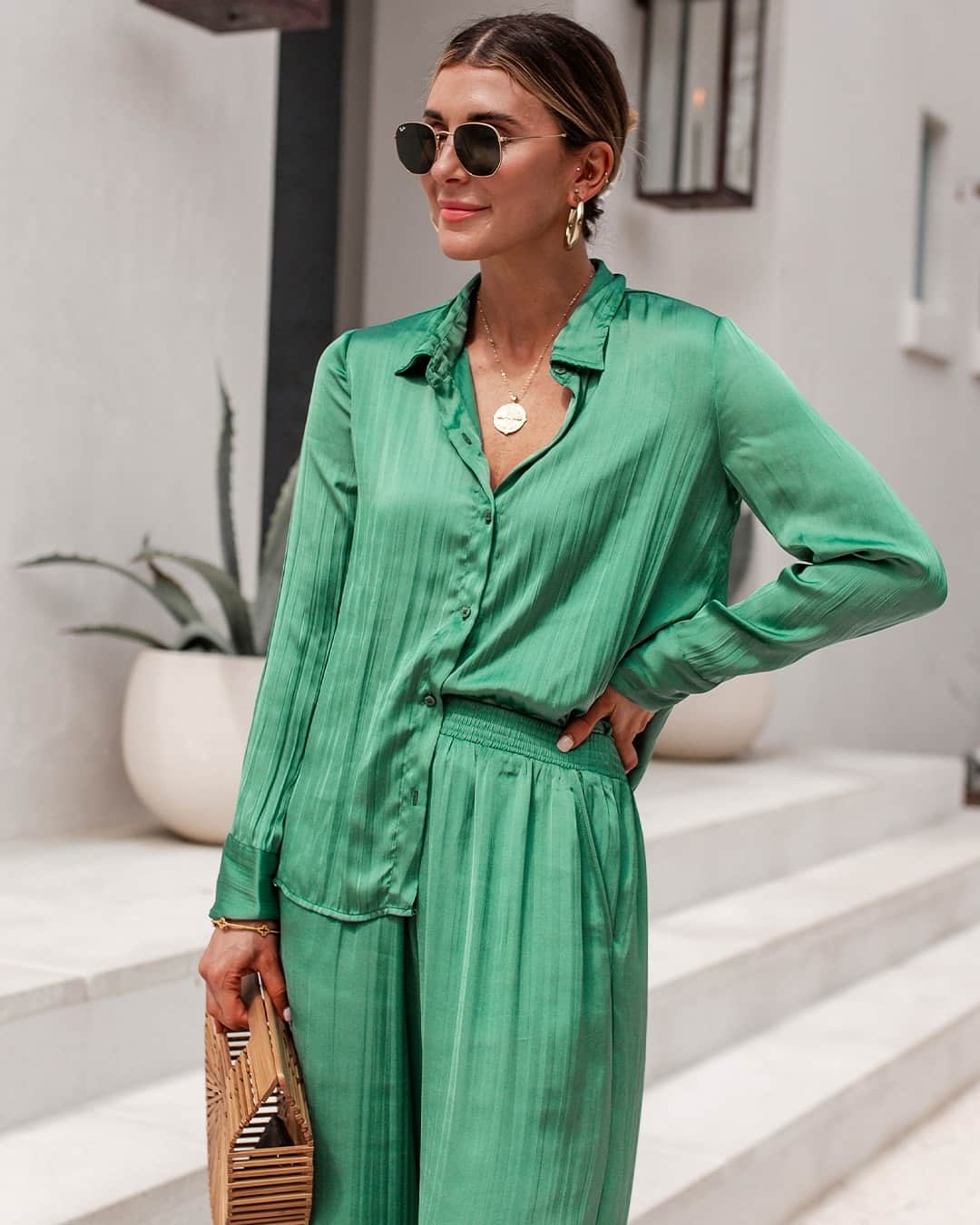 スプレンディドのインスタグラム：「Wear your greens 🌴 @cellajaneblog is vacation-bound in this crinkle set. Link in bio to shop 🛍️#splendidxcellajaneblog」