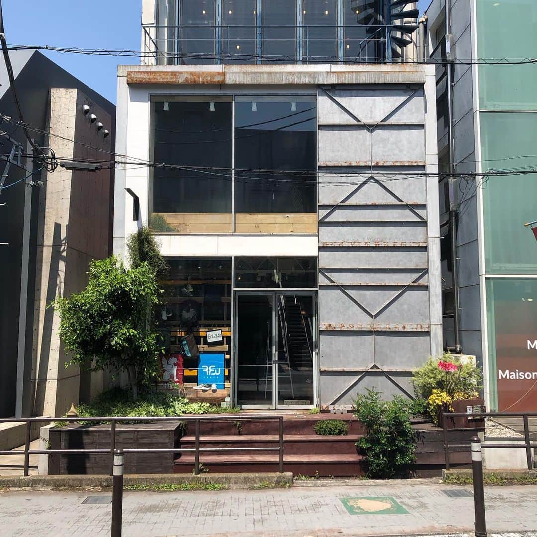のインスタグラム：「本日、4月28日原宿キャットストリート沿いにある元KEEN原宿店（KEEN原宿店は明治通りに移転）にNew Shop「6142（ロクイチヨンニ）」がオープンします！商品は「RFW」とバッグブランド「CHROME 」@chrome_japan がメインの取り扱いとなります。皆さまゴールデンウィークお時間がありましたら、是非お越しください。  【6142】 東京都渋谷区神宮前6-14-2 クレインズV TEL03-6419-7611  【店舗営業時間】 11:00〜19:00 （火・水 定休日）  @chrome_japan  #rfw #rfwtokyo #rhythmfootwear #chrome #shoes #sneakers #bag #原宿 #キャットストリート」