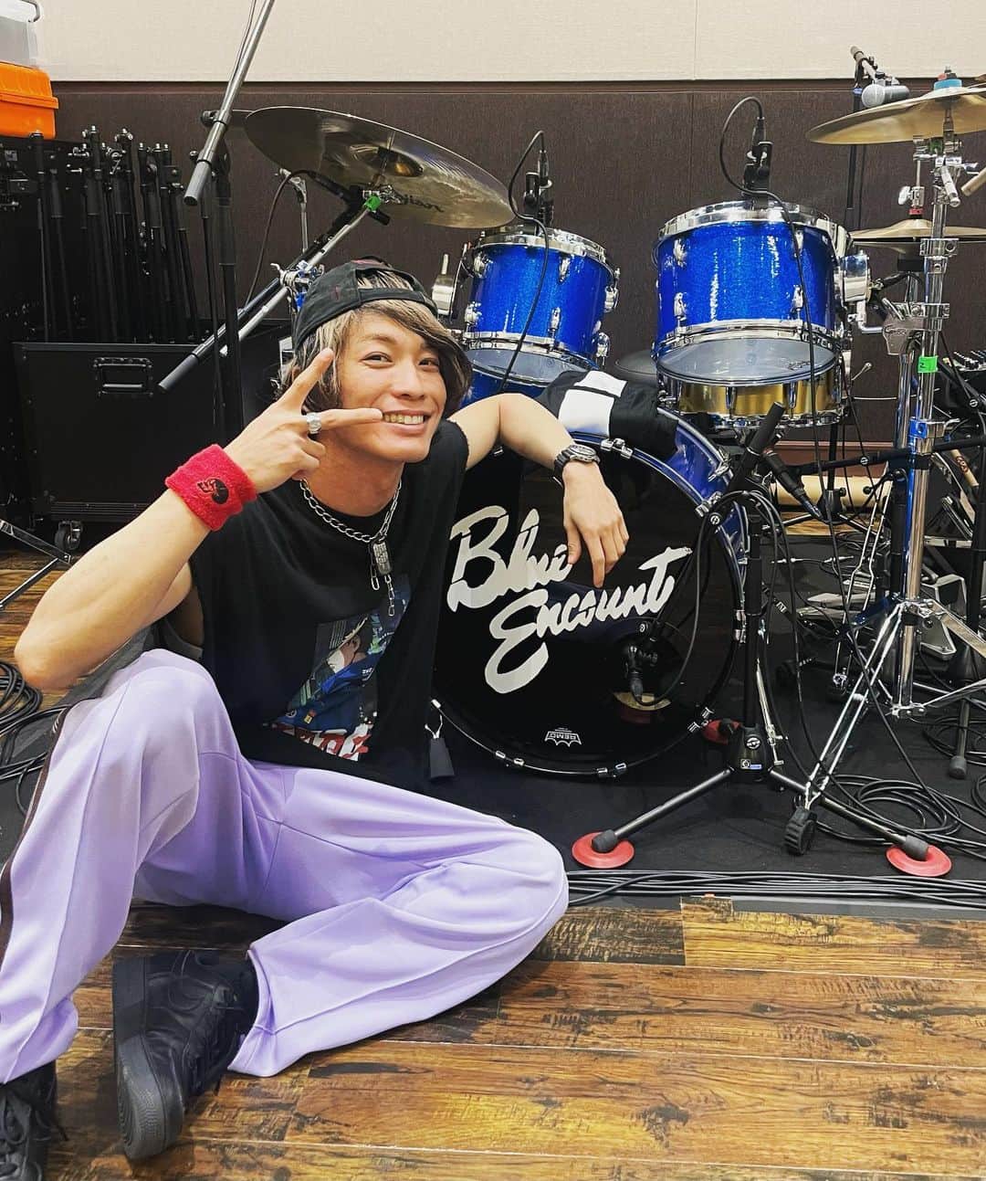 あきらかにあきらのインスタグラム：「昨日はBLUE ENCOUNTのリハーサルでした。 今日もあります。4月いっぱい頑張ります💙」