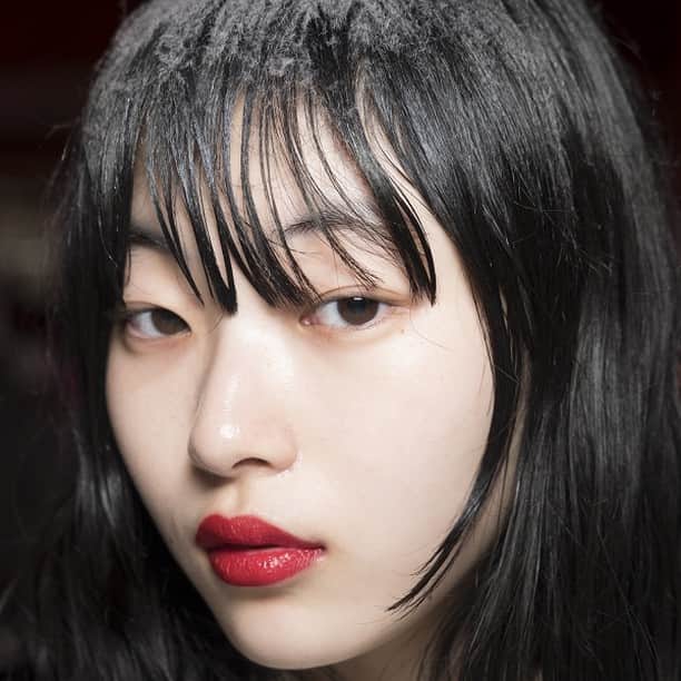 資生堂 のインスタグラム：「MIKIOSAKABE 2023-24 A/W Collection @mikiosakabe   Hair & Makeup led by 計良宏文　Hirofumi Kera @kerareation @sabfa_official   #mikiosakabe #shiseidohma #2023AW #hirofumikera #hairmakeup #sabfa」