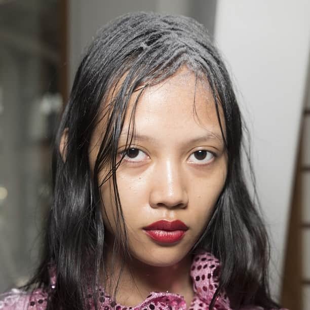 資生堂 のインスタグラム：「MIKIOSAKABE 2023-24 A/W Collection @mikiosakabe   Hair & Makeup led by 計良宏文　Hirofumi Kera @kerareation @sabfa_official   #mikiosakabe #shiseidohma #2023AW #hirofumikera #hairmakeup #sabfa」