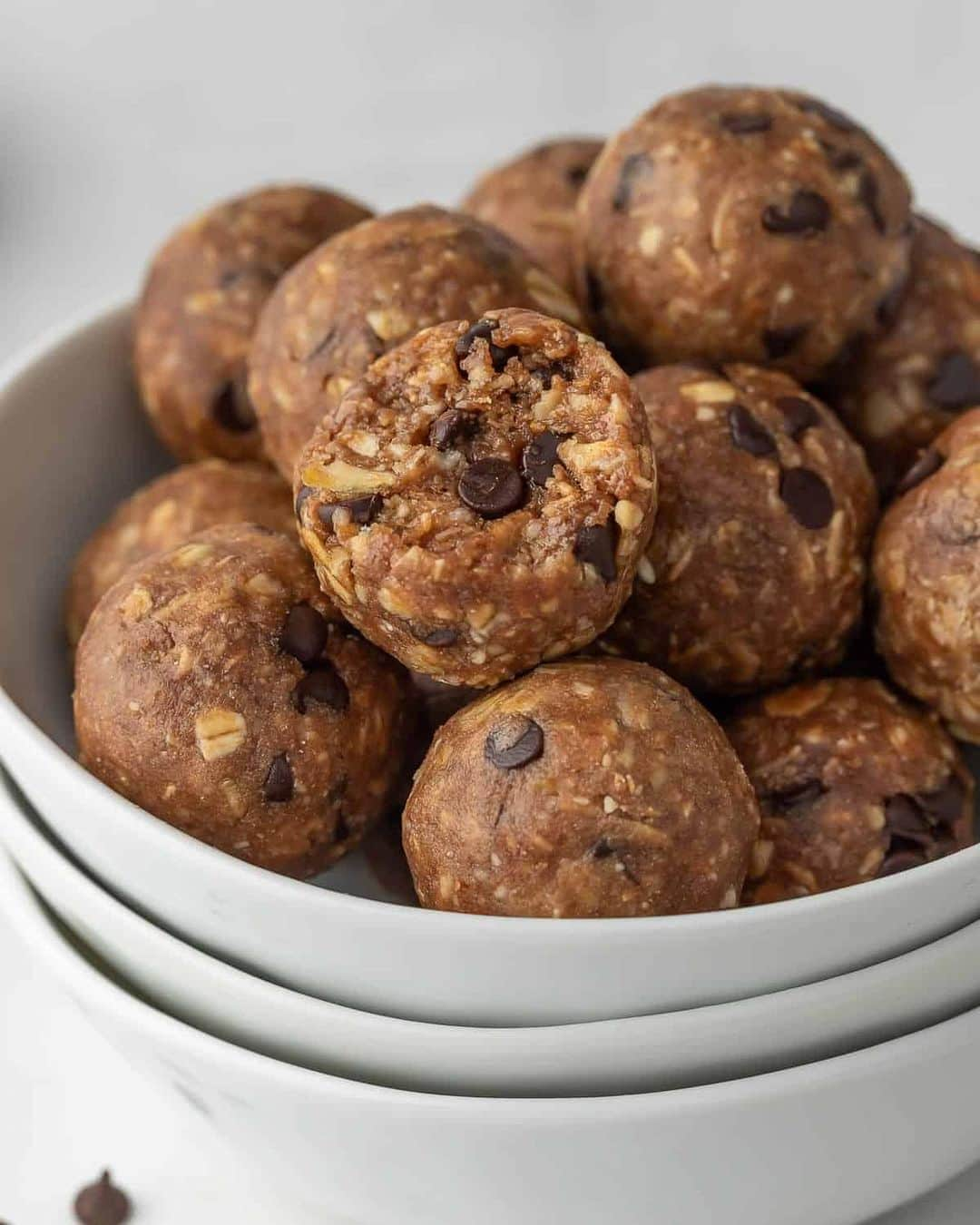 Easy Recipesさんのインスタグラム写真 - (Easy RecipesInstagram)「These Chocolate Peanut Butter Protein Balls are like eating a chocolate treat for breakfast! These protein bites are packed with healthy ingredients and take only a couple of minutes to make, so they’re the perfect way to boost your energy! No cooking needed.  Full recipe link in my bio @cookinwithmima  https://www.cookinwithmima.com/chocolate-pb-protein-balls/」4月28日 10時57分 - cookinwithmima