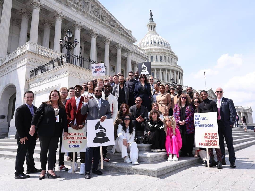 のインスタグラム：「🎶 Today was a momentous day on Capitol Hill meeting with members of Congress to advocate for the work that needs to continue to ensure music creators’ creative expression is protected.  ❤️ We hope #GRAMMYsOnTheHill inspires you to join your peers to advocate for the many songwriters, musicians, artists, producers, engineers, and more that depend on pro-music legislation. #SupportMusic」