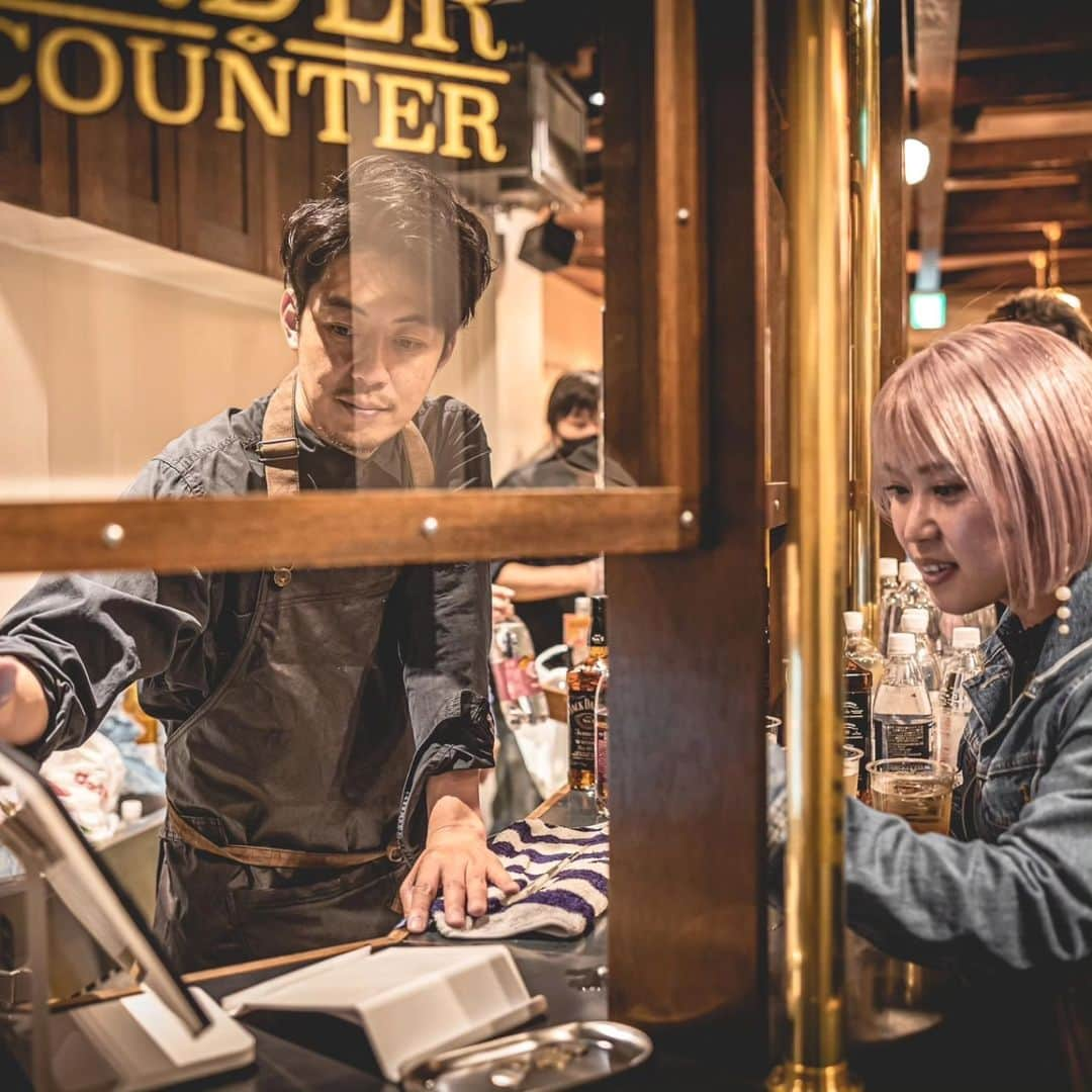 西野亮廣さんのインスタグラム写真 - (西野亮廣Instagram)「. . 渋谷にあるCHIMNEY COFFEE 2号店が本日オープン。 オープンの準備に奔走してくださったスタッフの皆様に感謝です。 #昨日はボランティアバイトをしたよ  僕は鈴木おさむサンとTHE RAMPAGEの陣さんがMCの『JUMP UP MELODIES』(13:00 ～ @TOKYO FM)に出させていただきます。  ものすごいスピードとクオリティーで作品を生み出し続けているおさむサンに殴られてきます。  その後は東京ビッグサイトで『クライマーズ』に登壇。 講演テーマは「NFT」になっているけど、雰囲気を見て、直前で変更するかも。 #新刊のサイン本を御用意しております  夜はLAの映画スタッフさんとの会食。 新しい企画が面白い方向に転がるといいな。  4月はいろんなイベントが重なってドッタバタ。 お友達からの誘いを断ってばかり。(ごめん) 来月、穴埋めします。  WOW WAR TONIGHT の「♪温泉でも行こうなんていつと話してる。落ち着いたら仲間で行こうなんて、でも…」という歌詞が胸に響く中年時代。  今日も頑張ろうっと。」4月28日 9時23分 - japanesehandsome