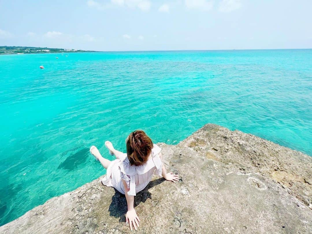 兼田恵さんのインスタグラム写真 - (兼田恵Instagram)「最初に訪れたビーチ🏖️ 岩場に蟹がたくさんいたなぁ  #渡口の浜 #宮古島 #沖縄  #エメラルドグリーンの海 #晴天なり」4月28日 9時25分 - earl_megu