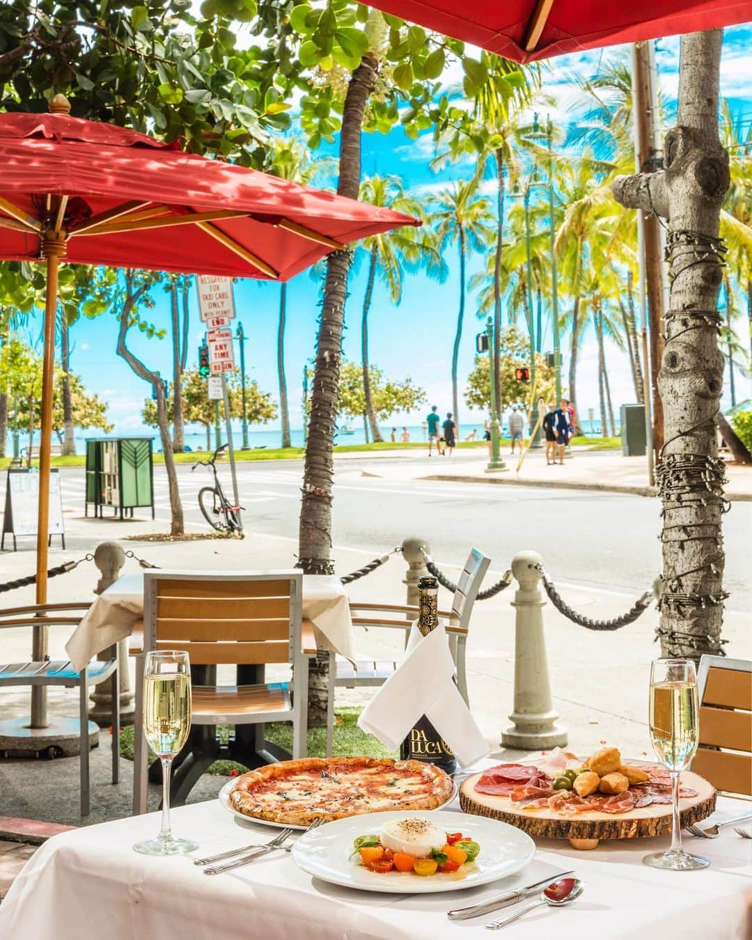 Arancino Di Mareさんのインスタグラム写真 - (Arancino Di MareInstagram)「🇮🇹🍕☀️🌴 Look for our red umbrellas in Waikiki & enjoy Hawaii’s best Italian! We’re open for nightly for dine-in & takeout! Order Online via www.arancino.com or give us a call (808)931-6273! 🤙🏾 #arancinodimare #honolulu #summer #pasta #waikiki #hawaii #アランチーノディマーレ #アランチーノ #イタリアン #パスタ #ハワイ #ホノルル #oahu #outdoor #hawaiifoodreviews #하와이 #hawaiisbestkitchens #italianrestaurant #italian #eat #italianfood #haleainaawards #oahu #italy #views #dinner #bestitalian #pizza #pov #delicious #outdoordining」4月28日 9時37分 - arancinodimare