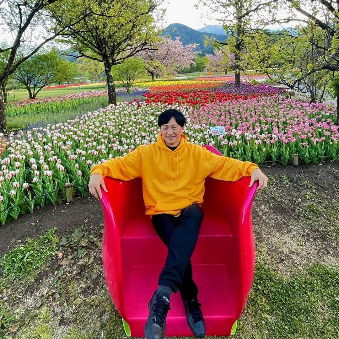 依田司さんのインスタグラム写真 - (依田司Instagram)「4月28日（金） 長野県安曇野市「国営アルプスあづみの公園」から。 北アルプスの麓、安曇野の懐かしい風景を再現した里山文化ゾーンでは、一面に広がる菜の花。その数、およそ５００万本！ 元々あった棚田を有効利用して、菜の花の段々畑となっています。 バス停や学校机、ブランコなどが配置されていて、映え写真スポットも点在。空気も美味しいし、雪を被ったアルプスの山々も最高です。 菜の花の見ごろは来月上旬まで。GW期間中楽しめそうです。  前日には、長野朝日放送の「abnステーション」に出させていただき、中野希友未アナウンサーとチューリップ畑をご紹介させて頂きました。abnの皆様、お世話になりました。  #国営アルプスあずみの公園 #中野希友未 #goslowcaravan #ゴースローキャラバン  #依田さん #依田司 #お天気検定 #テレビ朝日 #グッドモーニング #気象予報士 #お天気キャスター #森林インストラクター #グリーンセイバーアドバンス #プロジェクトワイルド #IPCC伝導者 #japan #japantrip #japantravel #unknownjapan #japanAdventure #japanlife #lifeinjapan #instagramjapan #instajapan #療癒 #ilovejapan #weather #weathercaster #weatherforecast」4月28日 9時44分 - tsukasa_yoda