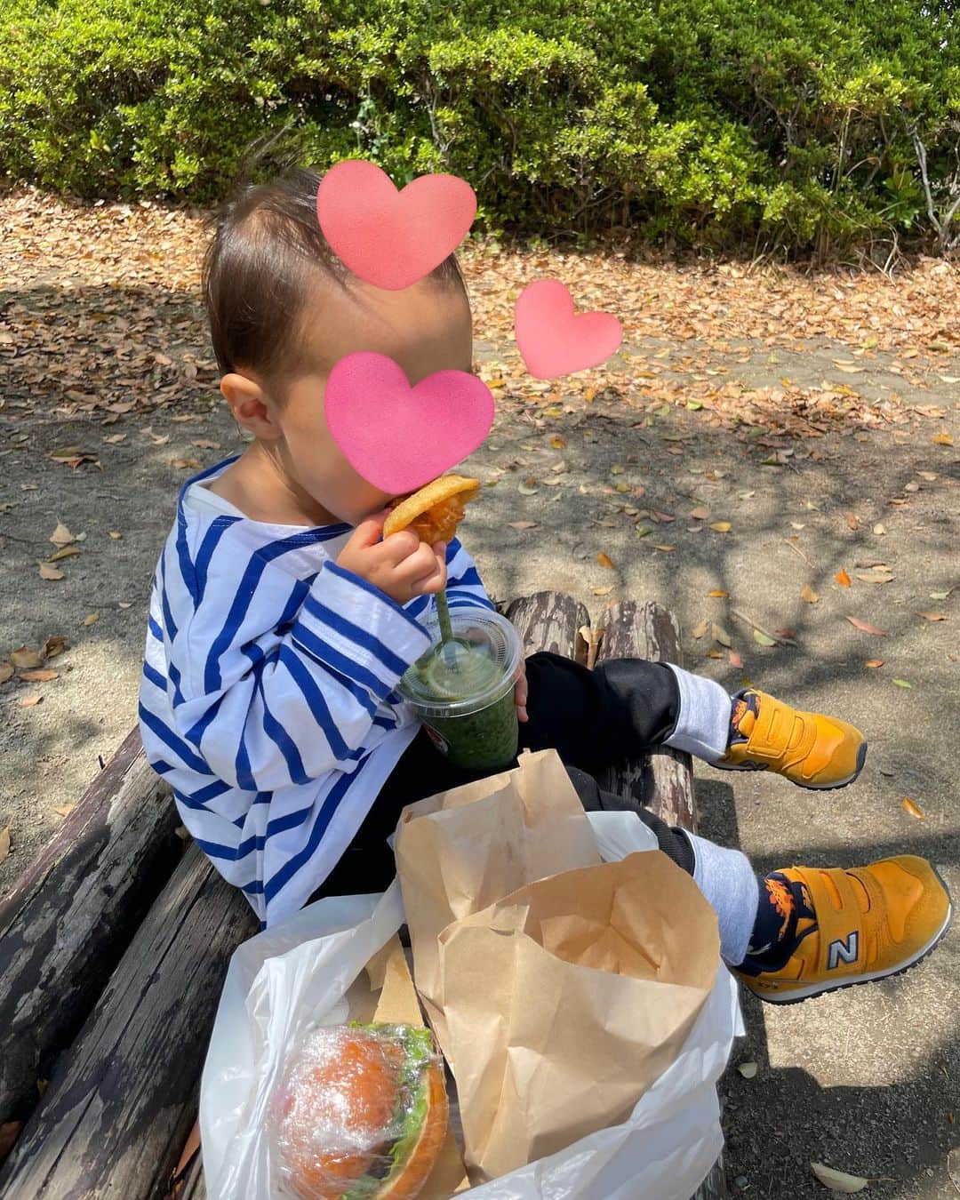 竹内由恵さんのインスタグラム写真 - (竹内由恵Instagram)「今日4月28日（金）北海道文化放送『発見!タカトシランド』に、今週もお邪魔しています。よる7:00〜！Tverでも配信されます✨  先日息子とハンバーガーを購入して、公園で食べました！グリーンスムージーとキッズ用のコロッケバーガーにオニオンリング✨ピクニック気分で公園に行くと、私もたのしめるんです😝  #タカトシランド #ヨシエのコクチ #二歳児 #公園巡り」4月28日 9時46分 - yoshie0takeuchi