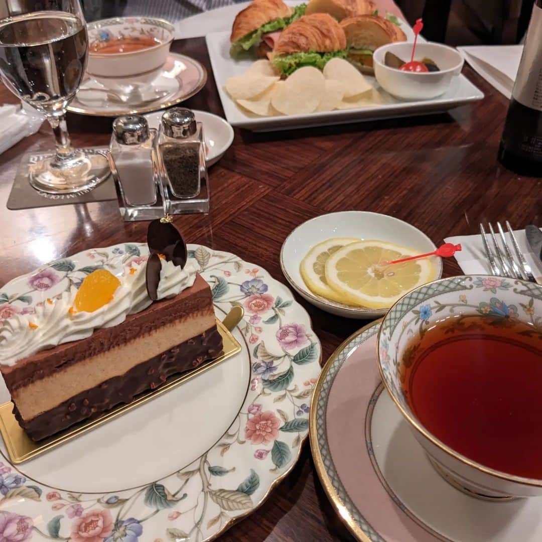 のインスタグラム：「北海道に住む起業仲間が名古屋へ♪  オンラインでしか会ったことがなかったので、初の対面！！  リアルはその人の持つ空気感がわかっていい✨  ますますその人が好きになりました♥  ひさびさのホテルラウンジでのケーキセット、美味しかった〜😍  お土産たくさんありがとうございました！」