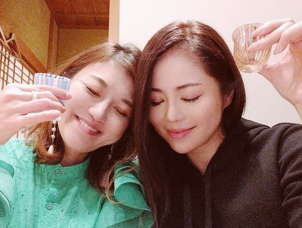 近藤英恵さんのインスタグラム写真 - (近藤英恵Instagram)「さやかさんと末廣鮨🍣  しきじで整った後のお鮨は格別でした🤩✨  おつまみが神すぎてどんどんお酒が進み…🍶💓  このツアー、また絶対やりたい🧖‍♀️🍣🍶  #末廣鮨#静岡が誇る#超有名店#🍣#マグロ#絶品#無限おつまみしたい#全てが美味しすぎた#由比の桜えび#🦐#桜エビ食べてる鯵#🐟#袋井のメロン#🍈#久しぶりの静岡食材#嬉しかった#🥰#ご馳走さまでした🙏」4月28日 9時52分 - hanachan93