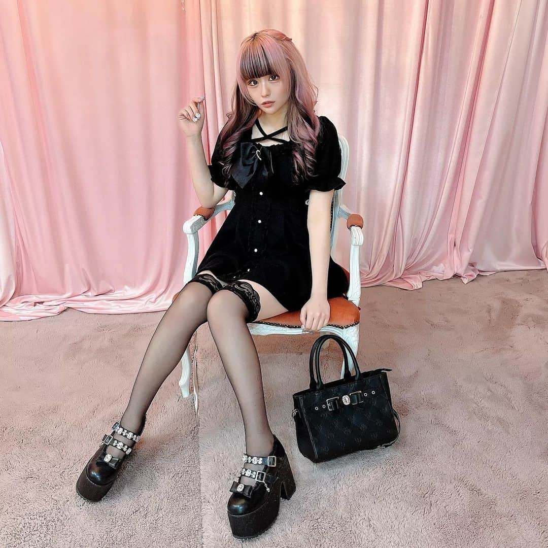 のインスタグラム：「ㅤㅤㅤㅤㅤㅤㅤㅤㅤㅤㅤㅤㅤ シンデレラシューズ、いよいよ明日から AnkRouge全店舗で発売です🩰💭 ㅤㅤㅤㅤㅤㅤㅤㅤㅤㅤㅤㅤㅤ 通販ではブラック以外完売しているので、 是非お近くの店舗でゲットしてね❤︎ 大宮では29日限定でチェキ撮れるよ🐶🎵 ㅤㅤㅤㅤㅤㅤㅤㅤㅤㅤㅤㅤㅤ #bemqin #ankrouge #アンクルージュ #大宮アルシェ #地雷女子 #地雷系女子 #地雷 #地雷女 #量産型 #量産型コーデ #隠しきれないヲタク #ブラックコーデ #オールブラック #厚底シューズ #地雷シューズ #アパレル店員 #ootd #fashion #小さいサイズ #大きいサイズ」