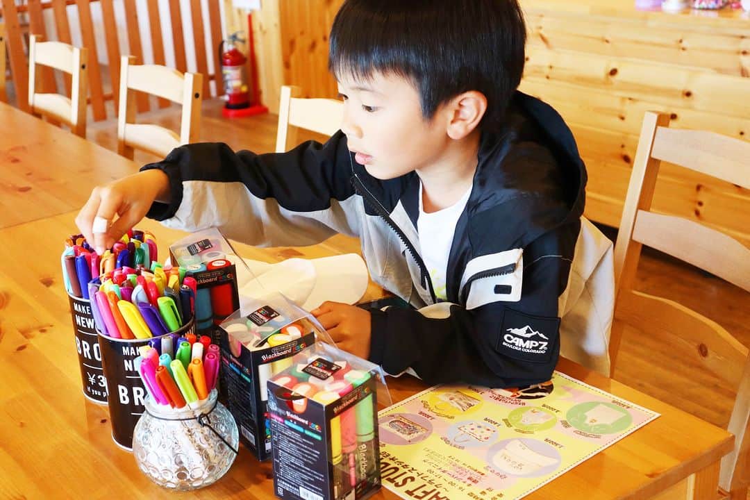 のインスタグラム：「【エバーグレイズ琵琶湖🇺🇸】 先日のCRAFT STUDIO EGの様子✨ オリジナルキャップを作っているKidsを発見!🧢 完成したキャップを被ってSay, cheese✌️  #エバーグレイズ琵琶湖 #エバキャン #グランピング #アメリカン #アウトドア #リゾート #キャンプ #滋賀県 #琵琶湖 #滋賀旅行 #近江舞子 #滋賀県キャンプ場 #ファミリーキャンプ #ファミキャン #オートキャンプ #犬とキャンプ #biwako #everglades #glamping #resort #camping」
