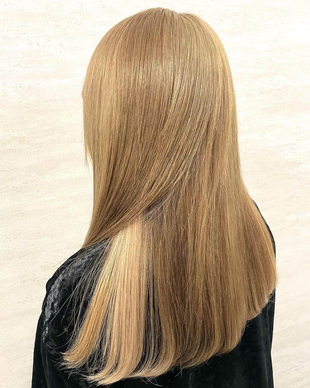 salon PRATiNO(サロンプラチノ)のインスタグラム：「. ブリーチ2回 ベージュカラー！ インナーはシールエクステをつけて ハイトーンに🌹🌹  #hair#pratino#clavis#ハイトーン#韓国ヘア#デジパ#縮毛矯正#名古屋美容院#栄美容院#ショートカット#ウルフカット#透明感カラー#クラビス#酸熱トリートメント#ダメージ毛#ヘアサロン#女性スタッフのみ#初めてのブリーチ#白髪染め#ペールカラー#エクステ#シールエクステ#ヘアメ#アイブロウ#メンズアイブロウ#メイク#ファイバープレックス#スタッフ募集」