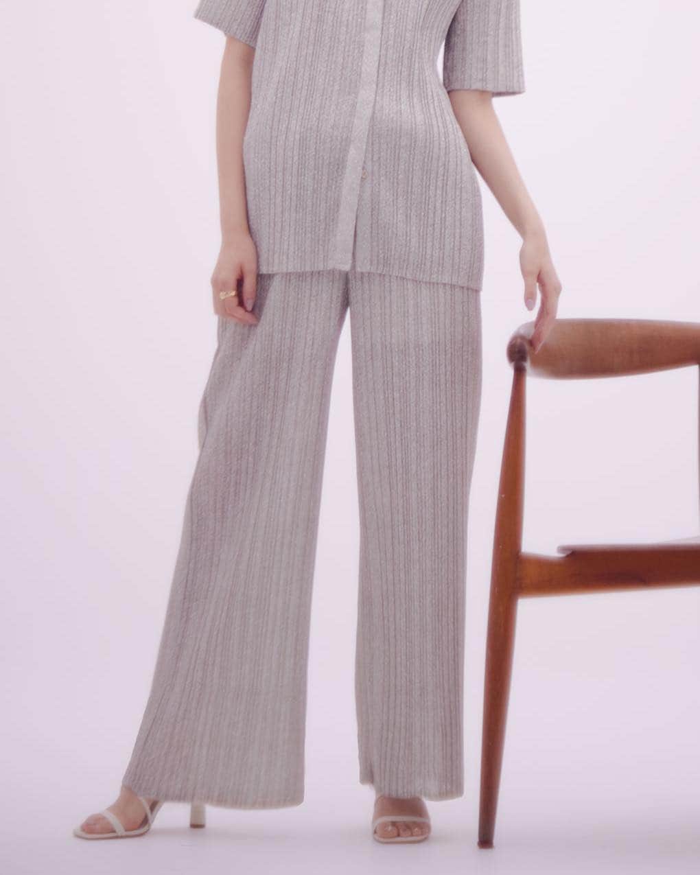 Ameri vintageさんのインスタグラム写真 - (Ameri vintageInstagram)「5.2(Tue)12:00  MIREI KIRITANI × AMERI PLEATS MELON SHIRT MIREI KIRITANI × AMERI PLEATS MELON PANTS MIREI KIRITANI × AMERI TULIP SLEEVE I LINE DRESS will be released.  #ameri #amerivintage #shopping #fashion #japan #top #shirt #pants #dress」4月28日 10時00分 - amerivintage