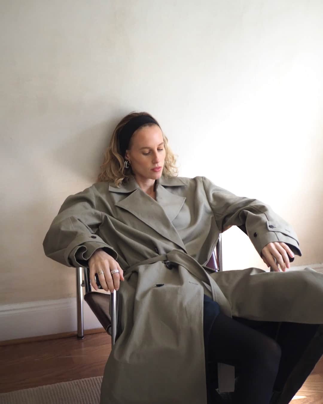 ベック&ブリッジのインスタグラム：「@ellymcgaw effortless in the Natice Trench Coat. Available now.​​​​​​​​ ​​​​​​​​ #becandbridge #embody #newarrivals」