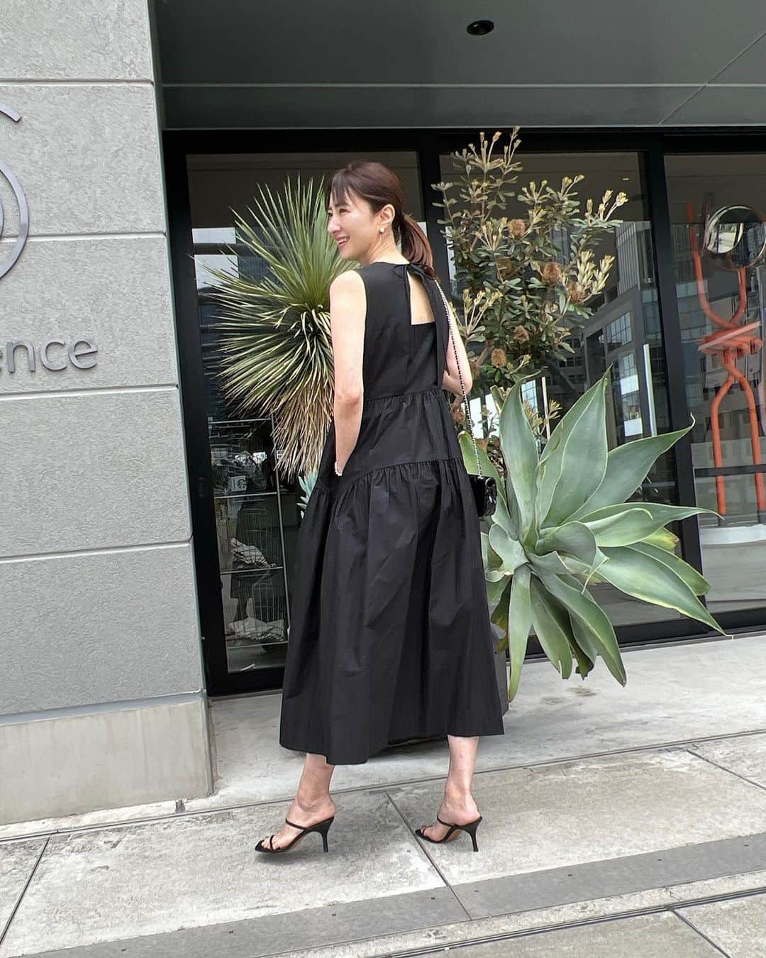 前田ゆかのインスタグラム：「初夏の陽気が早く来そうな今年、  この時期着たくなるのは決まってワンピースです。  休日や旅にも便利なワンピースを選んでお出かけ、 お食事にもきちんと感があり程よいリラックス感も！ 前はシンプルで、バックスタイルの程よい肌見せがまた魅力的で可愛い。   切り替え部分にカーブをつけたデザインで、落ち感がありティアードでも甘すぎなのがポイント、  後ろ開きはレイヤード仕様なのでインナーも見えないようにしっかりと考えられている 気の利いた一枚！ きちんと手をかけてあるような大人リュクスな涼感のある黒、間違いなく重宝する ワンピース、大人の夏スタイルにぴったり。     オープンバッグワンピース Mサイズ @unitedarrows_official     #UnitedArrows #ユナイテッドアローズ #ワンピースコーデ #ワンピースコーディネート #リゾートコーデ  #おでかけコーデ #旅コーデ #旅行コーデ #ホテルステイ #ワーケーション #ホテル #ホカンス  #国内旅行」