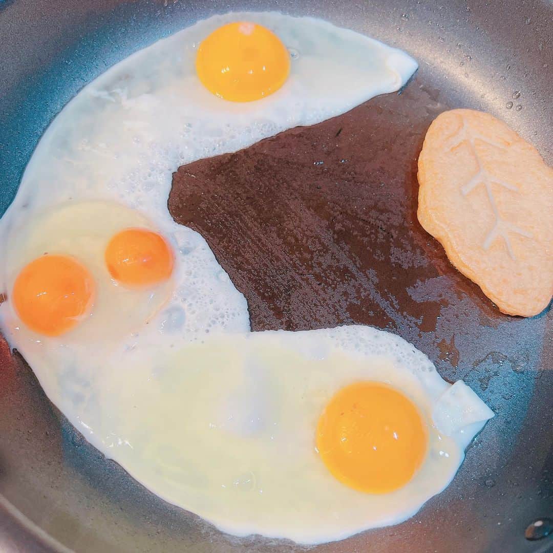 佐藤弥生のインスタグラム：「: 双子のたまごちゃん🥚💓 兄弟2人で取り合いジャンケンになったことは言うまでもないでしょう✌️ ・ 1回目弟くんが勝って喜んだ瞬間、 「3回勝負だけど？」とか言ってくる兄。 ・ そこからちゃんと3回負けてしまう弟。可哀想に笑 ・ 兄の見ていないところでこっそり、オレンジジュースのおかわりをあげました🍊 ・ いいことあるよ☺️ 明日はお休み！頑張って👍 #目玉焼きluck #明日はお休み #一週間のしめくくり  #いいことありますように❤︎」