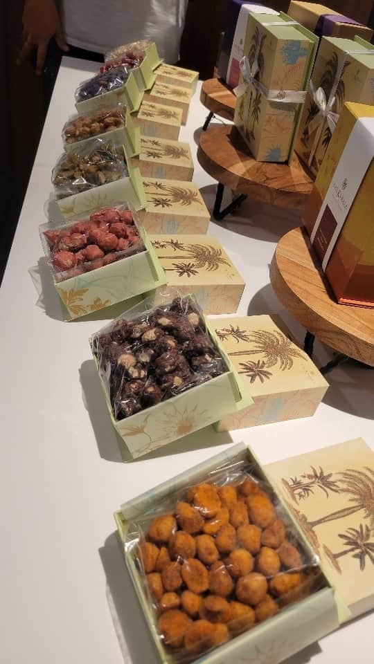 瀬川慶のインスタグラム：「@signaturebythekahala_jp Opens at @royalhwnctr The first brick and mortar store outside of the resort! Don’t miss the limited edition chocolate covered macadamia nuts along with authentic Hawaii specialty goods!  まさかワイキキでお目にかかれるとは！カハラホテル＆リゾーツを代表するマカダミアナッツチョコレートがここ@royalhwnctrjp でゲットできちゃう！ 7種類の限定フレーバー、パイナップル・グアバ＆ストロベリー・リリコイ・抹茶・マンゴー・ウベ、そして甘くないナッツのハワイアンBBQ オリジナルのコーヒー・紅茶といただいたら最高なひと時になる事間違いなし！$200以上の買い物で30日までトートバッグがゲットできるプロモも開催中！  #royalhawaiiancenter #kahalaresort #signaturebythekahala  #grandopening #ロイヤルハワイアンセンター　#カハラホテル　#カハラのマカダミアナッツチョコ  #期間限定　#ハワイ在住　#ハワイ好きな人と繋がりたい」