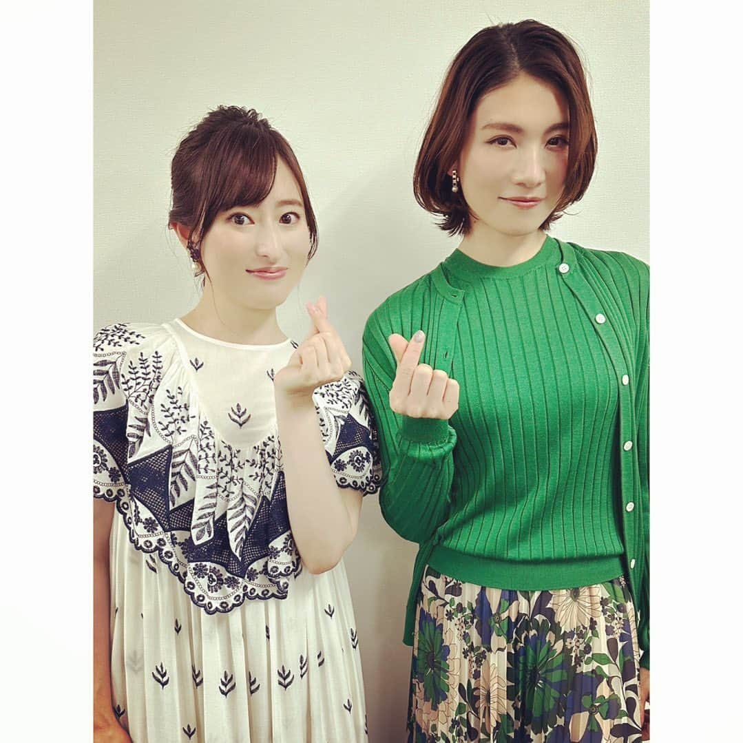 天寿光希さんのインスタグラム写真 - (天寿光希Instagram)「. キュンです💚 可愛いエリカ様との 憧れのキュンです🫰 可愛いだけじゃ終わらない ギャップ萌えのエリカ様との トークショーでした。 ありがとうございました＾＾ #指ハート #苦手だけど好き #神戸阪急 #至近距離 #トークショー  #華雪りら ちゃん #ギャップがたまらん  #かわいこちゃん」4月28日 10時10分 - mitsuki_ten10