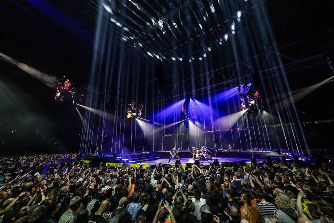 メタリカのインスタグラム：「#M72Amsterdam Night 1 through the lens of @brettmurrayphotography. 🇳🇱   #Metallica #NoRepeatWeekend #MetOnTour」