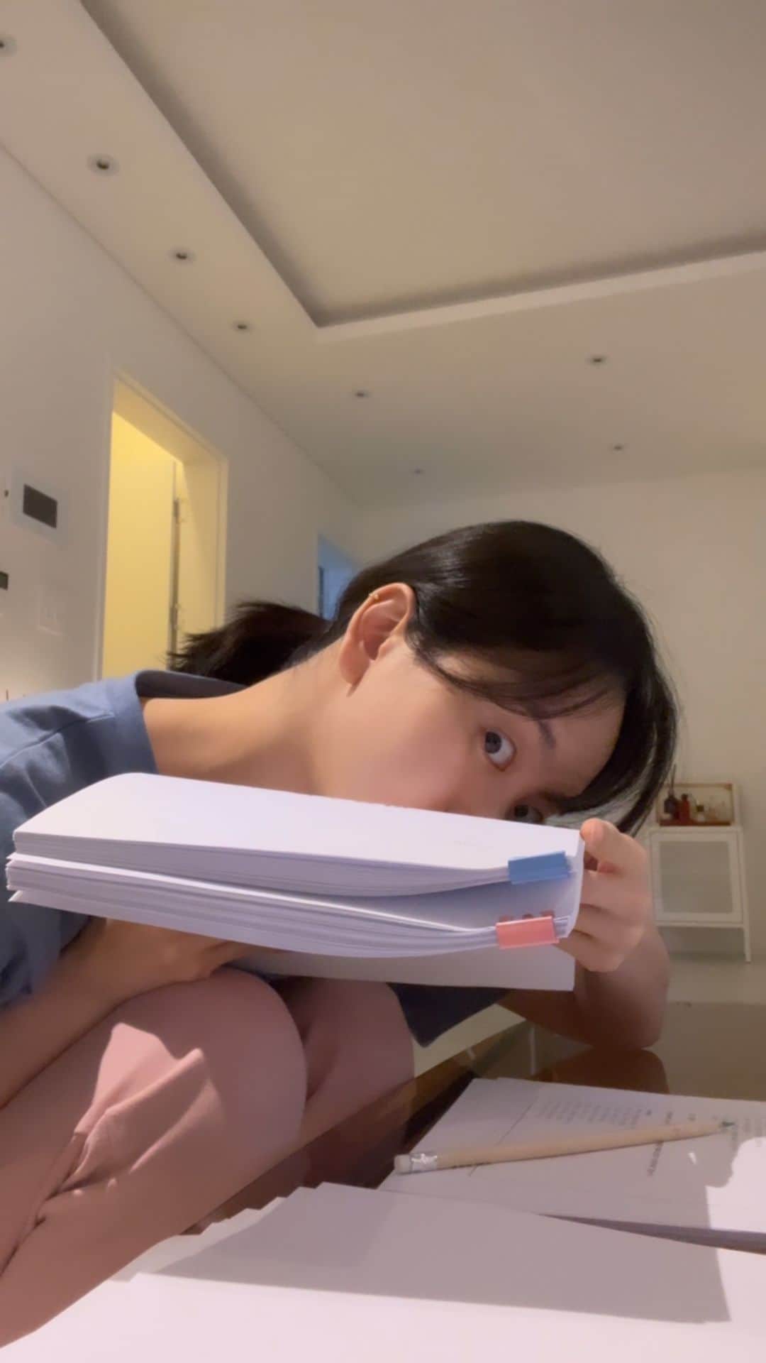 ウォン・ジナのインスタグラム：「파우스트 대본 처음 받고 연습시작도 하기 전🖤」
