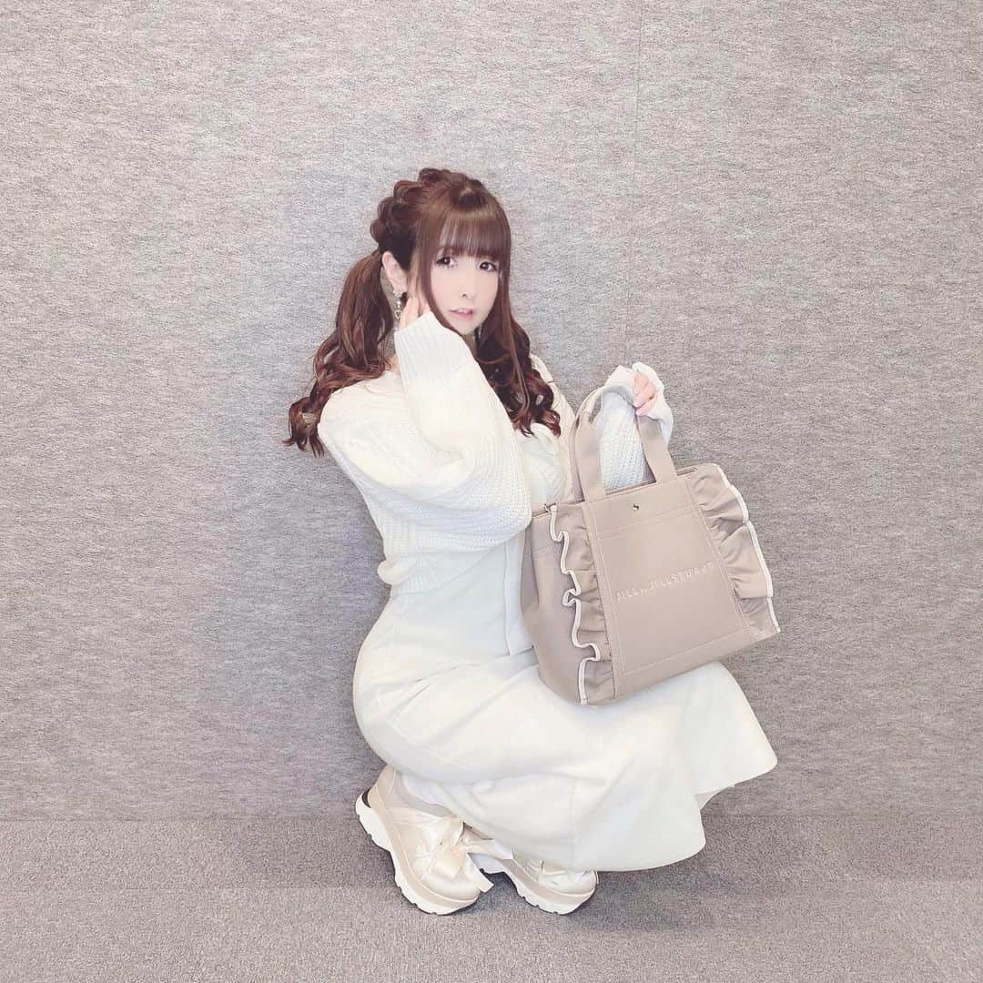 伊藤芽衣のインスタグラム：「久しぶりの大阪に むかっています♡  大阪は お仕事でしか 行ったことがなくて。  関西でCSの レギュラー番組を やらせていただいていたのと。  CD発売の インストアイベントで 行きました！  その頃とは 環境もお仕事内容も ちがうけれど。  でも支えてくださる 仲間やスタッフさんたちが いること。  待っててくださる お客様がいるのは 変わらなくて。  こうして 同じように わくわくしながら 大阪に向かっていることが なんだかとても 感慨深いです♡  10年以上の月日が ながれて、  見た目も体力も なんだかもう いろいろ変わったと 思います🥺  それでもいまも めいちとして、 好きなお仕事を できているのは とてもしあわせですね♡  Kawaii☆Starsとして 東京をでるのは はじめてです！  はじめての場所で、 出会えるみなさま とても楽しみにしています♡  東京から 駆けつけてくださる方も ありがとう🥺♡  ストーリーに なっちゃうかもですが、  なるべくたくさん 更新します♡」
