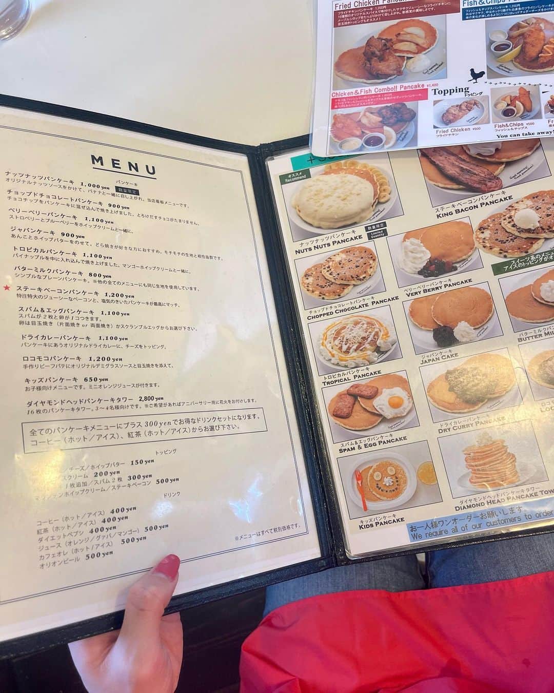 MOEさんのインスタグラム写真 - (MOEInstagram)「朝食を食べに @paanilani.okinawa へ🥞🍴☀️🌺  とっても有名なお店なのに、実は今まで1度も行ったことがなくて、今回お初🥹🫶🏻  たくさんメニューがあったのでどれにしようか迷ったんですが、甘いのとしょっぱいの両方食べたくてこちらのmenuに📖💁🏻‍♀️ 💛ナッツナッツパンケーキ 💛チキン＆フィッシュコンボパンケーキ  揚げ物とパンケーキの相性が◎で驚きでした😳💕朝7時から営業されてるので、恩納村あたりで朝食探されてる方にオススメです👌🏻✨  #paanilani #hawaiianpancake #パニラニ #パンケーキ #恩納村グルメ #沖縄朝ごはん #沖縄カフェ #okinawatrip #🥞」4月28日 10時17分 - m0e_1i7_