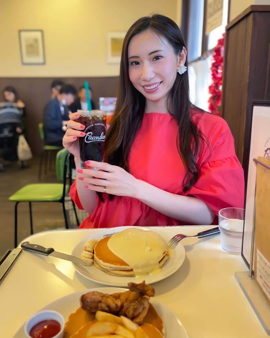 MOEのインスタグラム：「朝食を食べに @paanilani.okinawa へ🥞🍴☀️🌺  とっても有名なお店なのに、実は今まで1度も行ったことがなくて、今回お初🥹🫶🏻  たくさんメニューがあったのでどれにしようか迷ったんですが、甘いのとしょっぱいの両方食べたくてこちらのmenuに📖💁🏻‍♀️ 💛ナッツナッツパンケーキ 💛チキン＆フィッシュコンボパンケーキ  揚げ物とパンケーキの相性が◎で驚きでした😳💕朝7時から営業されてるので、恩納村あたりで朝食探されてる方にオススメです👌🏻✨  #paanilani #hawaiianpancake #パニラニ #パンケーキ #恩納村グルメ #沖縄朝ごはん #沖縄カフェ #okinawatrip #🥞」