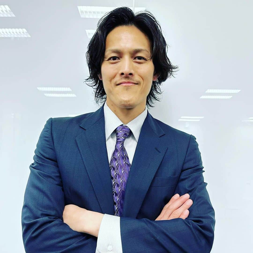 中村祐志さんのインスタグラム写真 - (中村祐志Instagram)「amazarashiさん新曲「スワイプ」  MVに出演させて頂いております。  映画「ヴィレッジ」のインスパイアソングでアナザーストーリー仕立てという画期的な作品です。 藤井監督、新宮監督、横浜流星くん、川上カメラマン、あの現場で一緒に戦ったスタッフの皆さんと、新鮮な気持ちで創り上げた素敵な映像。 そして一言一言が心に刺さるamazarashiさんの楽曲。 是非とも映像込みでヘビロテしてください。 そして、是非とも映画を劇場にて目に焼き付けてください！！ 横浜流星くんファンの皆様には嫌われてしまいそうな役ばかりですが実際は仲良しですのでご了承くださいませ。笑  https://youtube.com/watch?v=-vvnq1vm0X0&feature=share  #横浜流星 #藤井道人 #新宮良平 #amazarashi #スワイプ #ヴィレッジ #中村祐志」4月28日 10時19分 - yushi_nakamura930