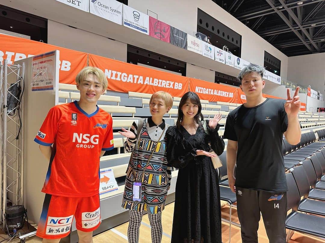 関根ささらさんのインスタグラム写真 - (関根ささらInstagram)「#新潟アルビレックスBB 🏀🧡  キャプテン澁田選手と #BMYHERO! のタフショットコーナーに御出演いただいた木村選手と一緒に、試合後に写真を撮っていただきました🙇🏻‍♀️✨  お疲れのところ有難うございました🥹🙏🏻 . . . . …………みんな髪色明るいすごい😳👏🏻 . . . . #bleague #Bリーグ観戦 #バスケ観戦 #試合観戦 #スポーツ観戦 #バスケ女子 #basketball    #澁田怜音 #木村圭吾 #ロシアン佐藤 (敬称略)」4月28日 10時25分 - sasarasekine