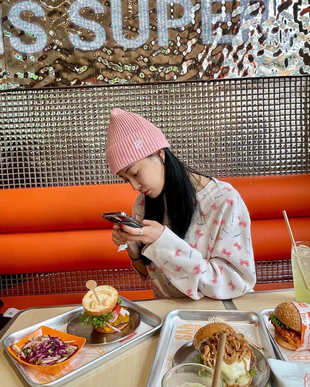 ジュヨン さんのインスタグラム写真 - (ジュヨン Instagram)「낮 술 그리고 낮 햄버거 ❣️」4月28日 10時30分 - jupppal