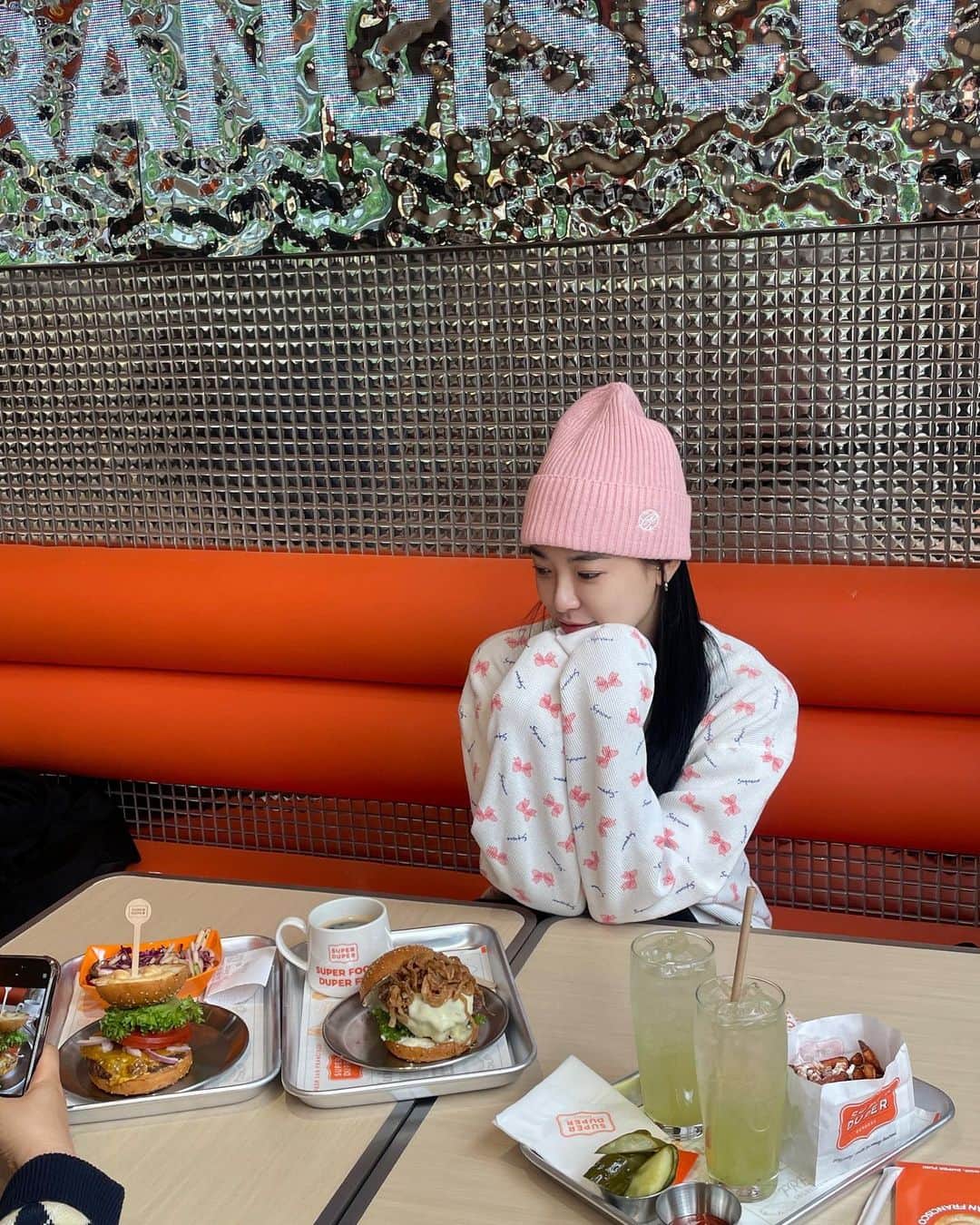 ジュヨン さんのインスタグラム写真 - (ジュヨン Instagram)「낮 술 그리고 낮 햄버거 ❣️」4月28日 10時30分 - jupppal