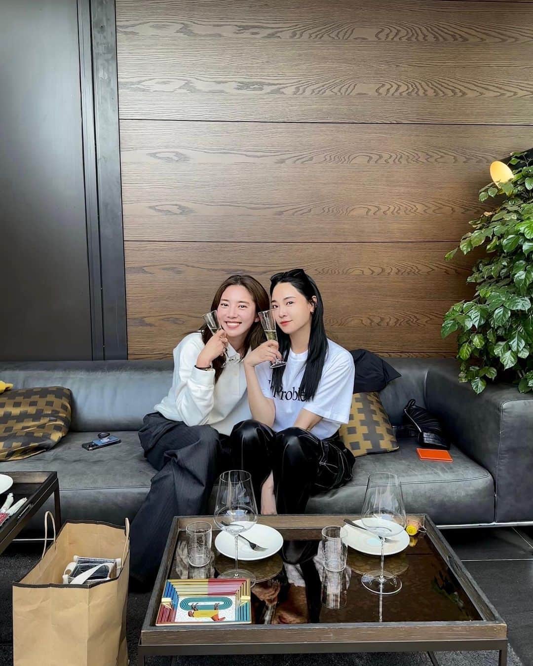 ジュヨン のインスタグラム：「낮 술 그리고 낮 햄버거 ❣️」