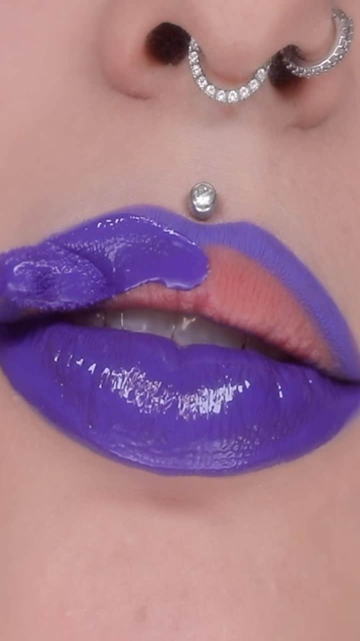 ヤスミナ・ダニエルのインスタグラム：「This shade 😍 @nyxcosmetics shine loud lip liner and lip color ‘saw a ghost pepper’ 🌶️  #makeup #oddlysatisfying #nyxcosmetics #lipstick」