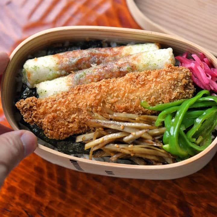 冨田ただすけのインスタグラム：「2023/04/28　今日のお弁当  イワシフライの冷凍ストックが中途半端に余っていたので「のり弁」に！  やはり「ちくわの磯部揚げ」と「きんぴらごぼう」は入れたくて、小さい卵焼き器でイワシとちくわを揚げました。緑のおかずはピーマンのナムル。  海苔は大きいのを一面に敷くよりも、短冊に切ったものを一面に広げるやり方のほうが、食べやすいかなと思っています（海苔に穴を開ける道具があれば、それがいちばん便利かと思いますが）  ＊＊＊  いやぁ、娘の弁当づくり生活、ひとまず4月が終わりました～。毎日のように、娘に弁当の感想を聞いていましたね…ww  自分の作りやすさも優先しつつやっていますが、やっぱり娘が喜ぶものを作りたいし、そもそも、弁当の量がちょうど良いかとか、どんなふうに友達とお昼を食べてるのか、そんなことも根ほり葉ほり…(笑)  また、季節が変われば、食材も変わるし、これからの時期は食材が傷みやすくもなってきます。慣れないからこそ、慎重に、試行錯誤しながら来月もやっていこうと思います～。  のり弁リンク、 プロフィールのURLからどうぞ！  #のり弁 #レシピは白ごはんドットコム #お弁当 #お弁当づくり #地味弁当 #今日のお弁当 #お弁当記録 #obento #娘弁当 #毎日のお弁当 #お弁当日記 #常備菜 #白ごはんドットコム #冨田ただすけ #白ごはんドットコム弁当日記 #きょう何つくる」