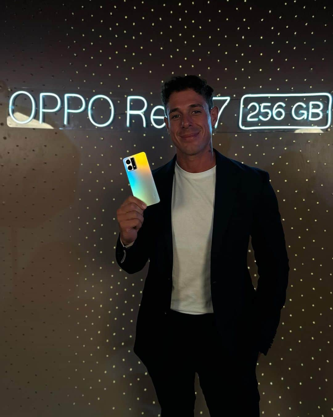 Hugo Garciaのインスタグラム：「Feliz de poder contarles que oficialmente somos parte de la familia de @oppomobileperu 🖤 El martes estuvimos en el lanzamiento del nuevo Oppo Reno7 256 GB en color dorado Alba y no saben lo alucinante que está 🙌🏾 Emocionado por todas las cosas que se vienen juntos!   #UpgradeYourRenoExperience #publicidad」