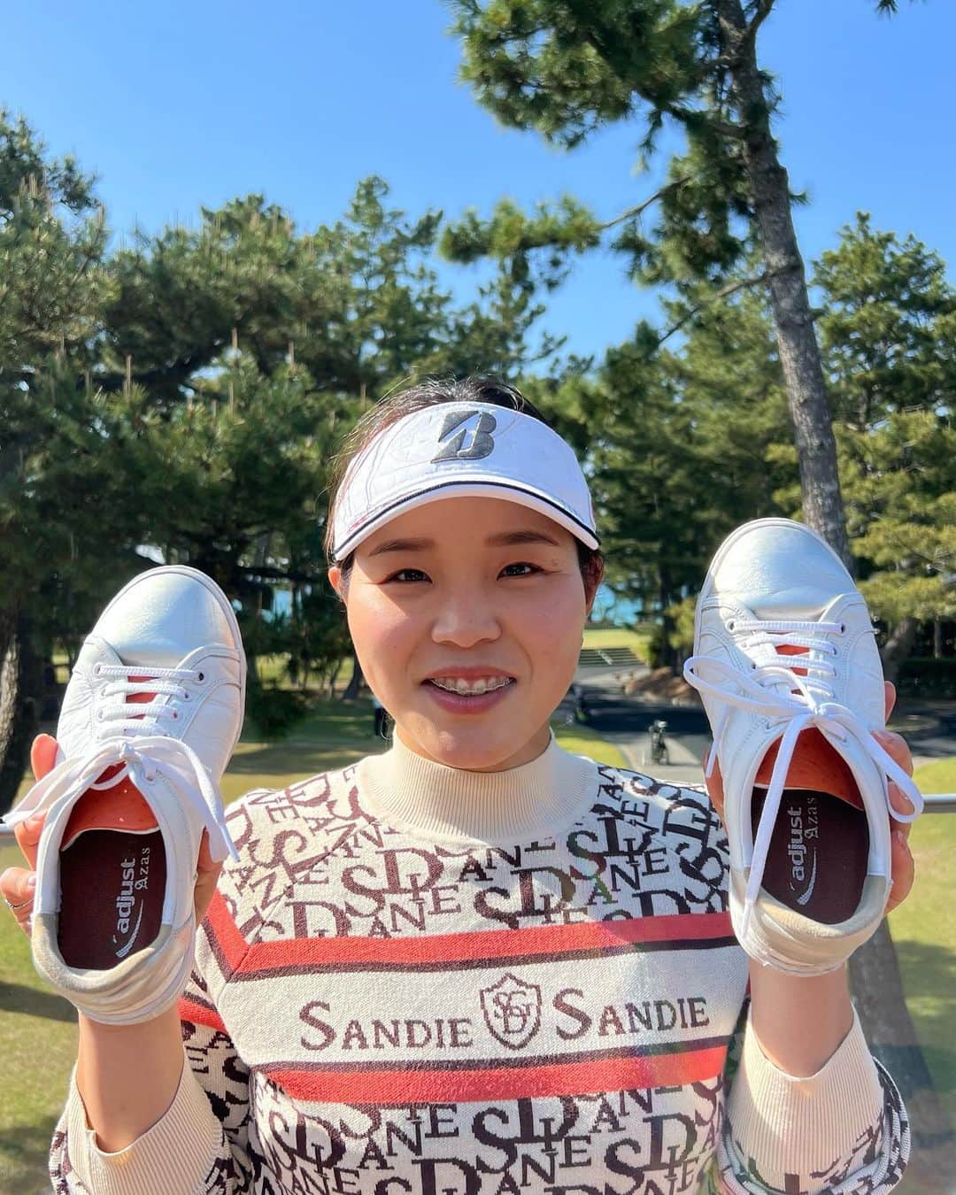佐伯珠音のインスタグラム：「AzasGolfさんからシューズを作っていただきました。 遅くなりましたが今年はこのシューズで試合に挑みます！ 自分の足の形に一から型をとって作っていただけるので試合で長時間歩いても安心です☺️🧡 色やデザインも自分で決めれるので自分の好みにシューズを作っていただけます😆 このシューズを履いて今年は頑張りたいと思います！！ #azasgolf #ゴルフシューズ #スニーカータイプ」