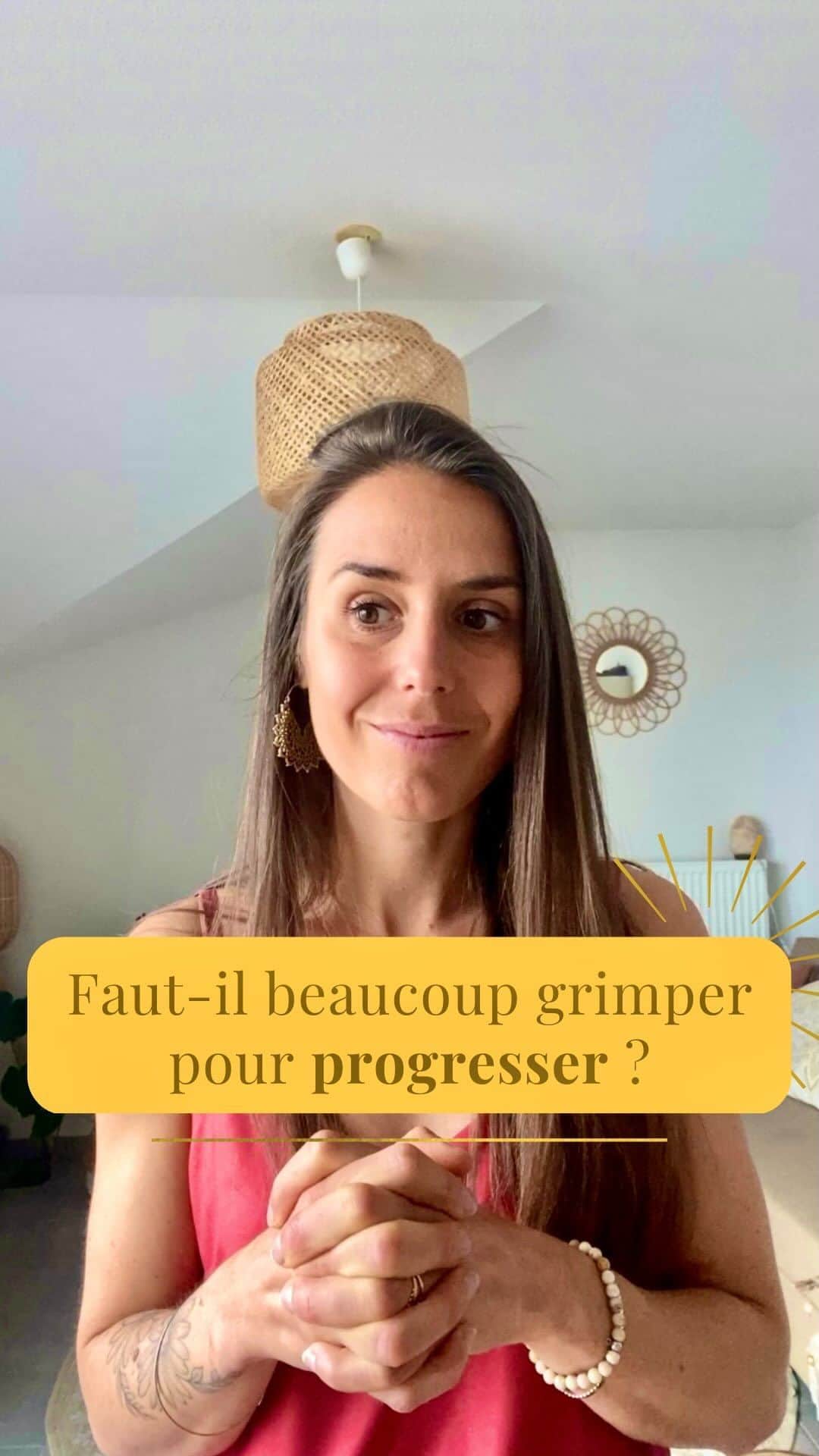 マチルド・ベセーラのインスタグラム：「𝑮𝒓𝒊𝒎𝒑𝒆𝒓 𝒑𝒍𝒖𝒔 𝒑𝒐𝒖𝒓 𝒈𝒓𝒊𝒎𝒑𝒆𝒓 𝒎𝒊𝒆𝒖𝒙 ? Et ben... pas forcément ❌ !! D’après mon expérience, si tu veux progresser, il est essentiel de prendre en compte tout le contexte autour de ta pratique :  1. 𝗣𝗿𝗲𝗻𝗱𝗿𝗲 𝗮𝘀𝘀𝗲𝘇 𝗱𝗲 𝗿𝗲𝗽𝗼𝘀: sans ça, ton corps ne peut assimiler ce que tu as fait et tu accumules de la fatique qui peut mener à des blessures 🤕  2. 𝗠𝗶𝘀𝗲𝗿 𝘀𝘂𝗿 𝗹𝗮 𝗿𝗲𝗰𝘂𝗽𝗲𝗿𝗮𝘁𝗶𝗼𝗻 : yoga, étirements, relaxation,... 🧘🏻‍♂️   3. 𝗔𝘃𝗼𝗶𝗿 𝘂𝗻𝗲 𝗮𝗹𝗶𝗺𝗲𝗻𝘁𝗮𝘁𝗶𝗼𝗻 𝗮𝗱𝗮𝗽𝘁𝗲𝗲 : saine et équilibrée 🥝   4. 𝗙𝗮𝘃𝗼𝗿𝗶𝘀𝗲𝗿 𝘂𝗻 𝘀𝗼𝗺𝗺𝗲𝗶𝗹 𝗿𝗲𝗽𝗮𝗿𝗮𝘁𝗲𝘂𝗿 : c’est la nuit que le corps intégre et se nettoie 💤  5. 𝗚𝗲𝗿𝗲𝗿 𝘀𝗲𝘀 𝗲𝗺𝗼𝘁𝗶𝗼𝗻𝘀 🙏🏻  6. Etc…La liste est longue 😉  Car comme toujours, tout est interconnecté!   ➡️ C’est pour ça qu’aujourd’hui je propose un accompagnement global qui te permet de progresser en escalade tout en améliorant ton hygiène de vie !  Alors, qu’en penses-tu ?   #escalade #naturopathie #sommeil #recuperation #alimentation #sportif #gestiondesemotions #visionholistique #santé #santénaturelle #sport #passion #plaisir #repos #grimpe #iloveclimbing」