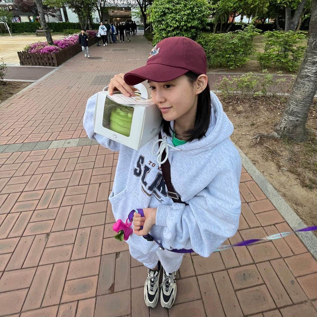 ナム・ボラのインスタグラム：「유툽 1만 축하한다고 케익 사준 착한 셋째😃💕 그리고 요즘 사진은 이렇게 찍는다며 사진 찍어준 9째✨모두 모두 고마워🙏」