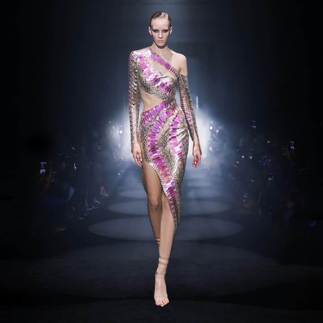ジュリアンマクドナルドのインスタグラム：「Radiating an enchanting poise and allure, a goddess-like celestial entity graced the @JulienxGabriela runway with her presence in a daring serpent-inspired couture gown covered in hand-cut moonstone sequins with intricately layered overtones of champagne gold and rose quartz wave sequins finished with thousands of faceted iridescent Swarovski crystals  Big thank you to all who contributed to a successful JULIENxGABRIELA AW24 show:  Styling: @karlplewka Makeup: @wendyrowe Hair: @sammcknight1 Nails: @glitterbels Shoes: @charkviani Belts: @jivomir.domoustchiev Tanning: @cocoandeve Production: @mybeautifulcity Music: @djsmokinjo Casting: @angusctmunro PR: @purplepr Official Sponsor: @weshopsocial」