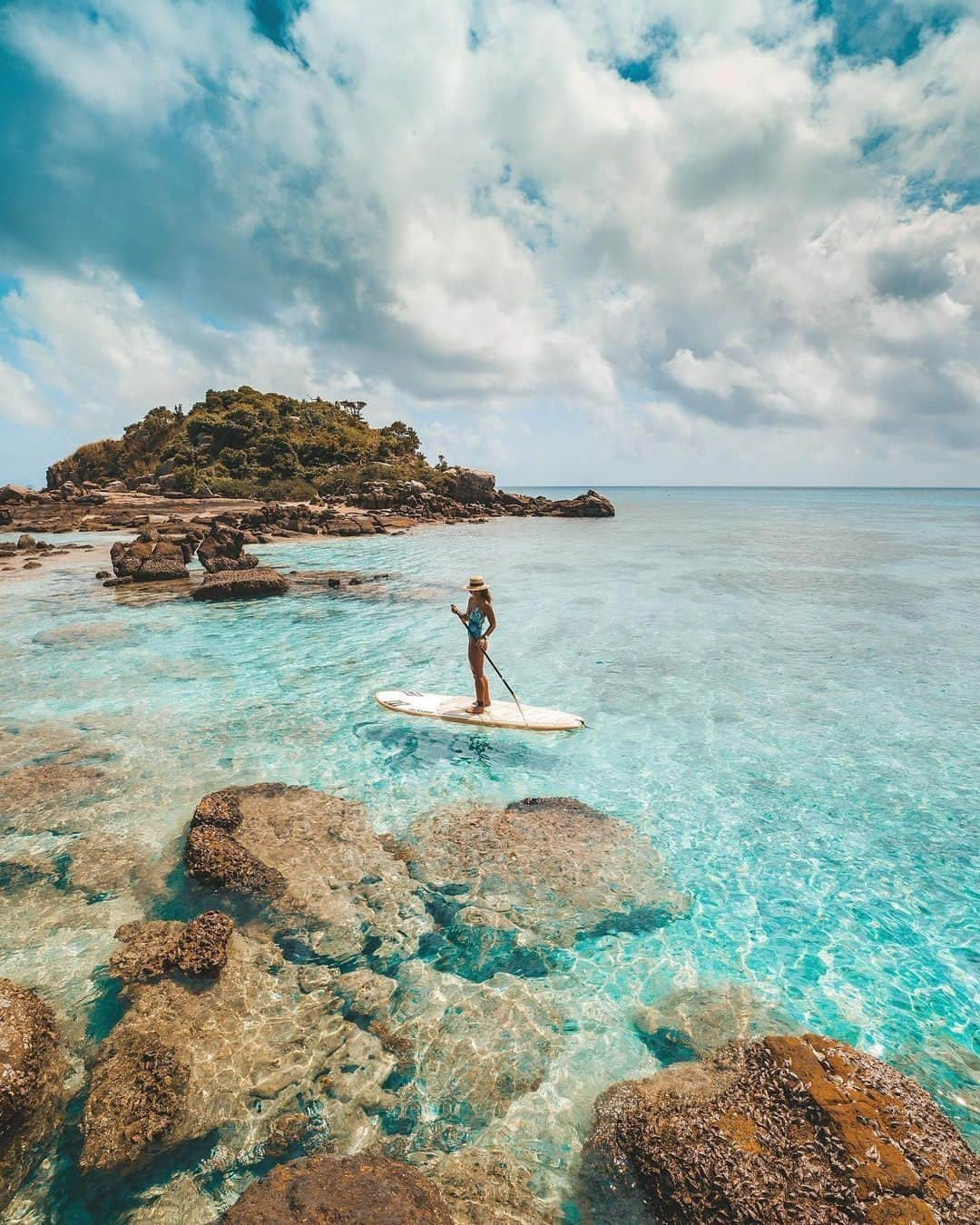 Coronaのインスタグラム：「With crystal clear water, golden sandy beaches, and plenty of activities for you to enjoy, Lizard Island offers endless natural beauty as well as adventure. ⁣ ⁣ Suitable for all ages, the island is a hotspot for many reasons….⁣ ⁣ If you want to experience surfing, kayaking, sunbathing, and exciting boat trips, then Lizard Island has it.⁣ ⁣ But if you want to experience something unforgettable, book a scuba tour and explore the vivid colours and wildlife that live on the Great Barrier Reef.⁣ ⁣ Lizard Island is more than just a bucket list destination, it’s the trip of a lifetime.⁣ ⁣ #ThisIsLiving⁣ ⁣ 📸: @mycolourfulworld_⁣ ⁣ #LizardIsland #Australia」