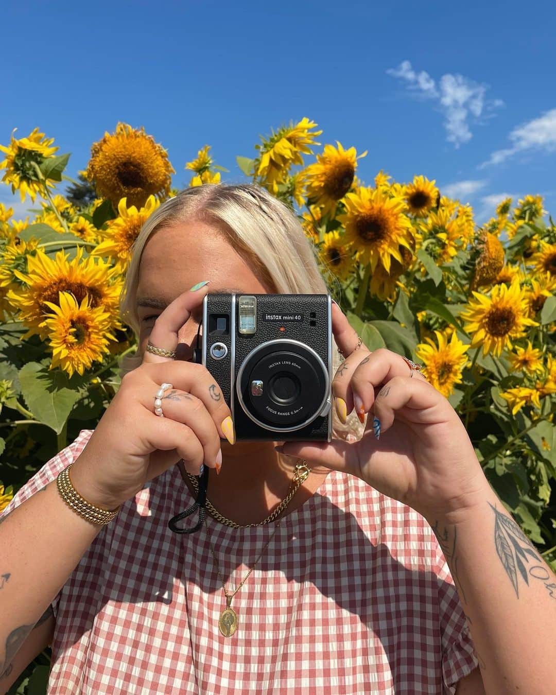 Fujifilm Instax North Americaのインスタグラム：「Sun(flowers) out, Mini 40 out! Feelin the vibes with @brooklynfust 🌻🤩⁠ ⁠ 🖼️ Source: @brooklynfust⁠ .⁠ .⁠ .⁠ #DontJustTakeGive⁠ #InstaxMini40⁠ #SunflowerFields」