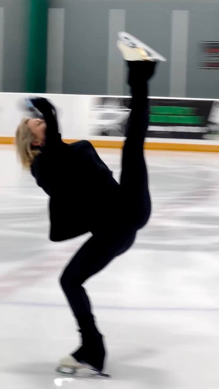 アシュリー・ケインのインスタグラム：「skating has this beautiful ability of letting you get lost in your own world 🖤  #figureskating #iceskating」