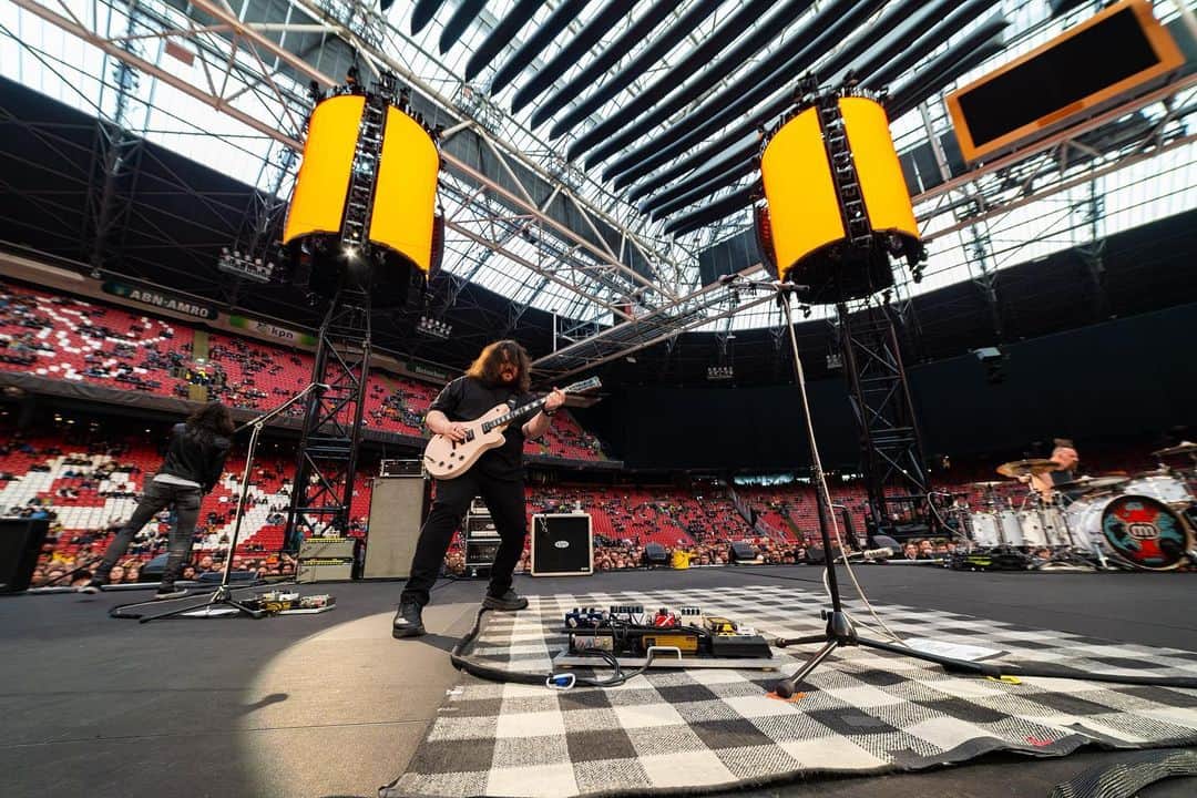 メタリカのインスタグラム：「Please welcome @MammothWVH to the #M72 World Tour!  #MammothWVH #M72Amsterdam #MetOnYour」