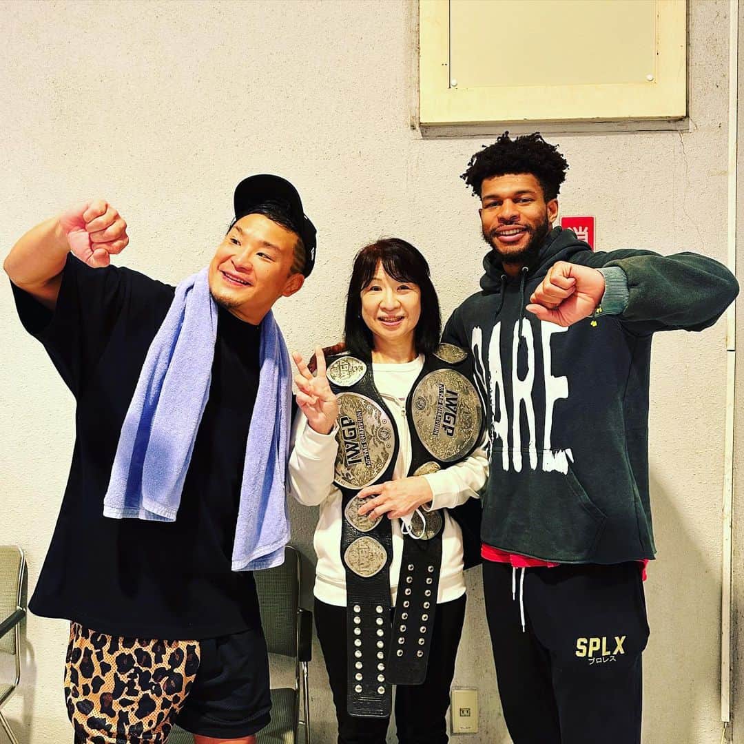 KUSHIDAのインスタグラム：「IWGP Jr.タッグ王座奪取しました！ 応援ありがとうございました。 最高の夜になりました。感激です。やったぜー！  I don't know how to put into words how I felt tonight.  The joy is greater than when fighting alone.  Thank you Kevin.  @jet2flyy  I am proud of you. I am happy to be next to you. and my mom so happy❤️」