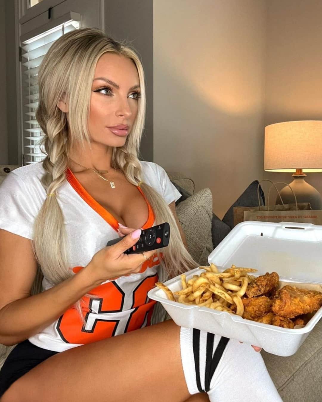 Hootersさんのインスタグラム写真 - (HootersInstagram)「Live look at how your draft night could go when you order up at the link in our bio. 😉  📸: @holly_stocks_」4月28日 2時07分 - hooters