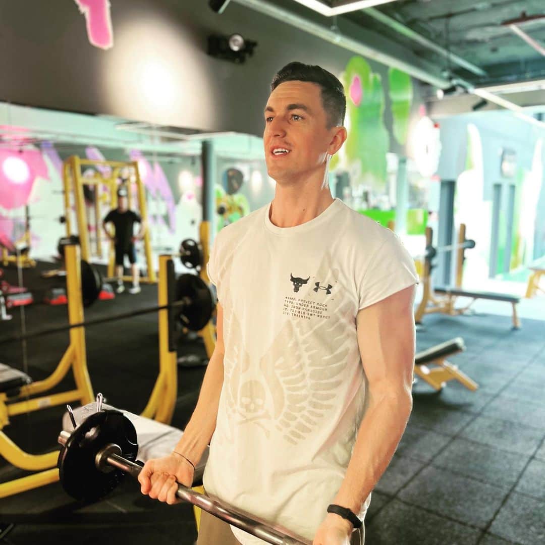 フローリン・ガルドシュのインスタグラム：「Preparing for summer 😁💪🏻」