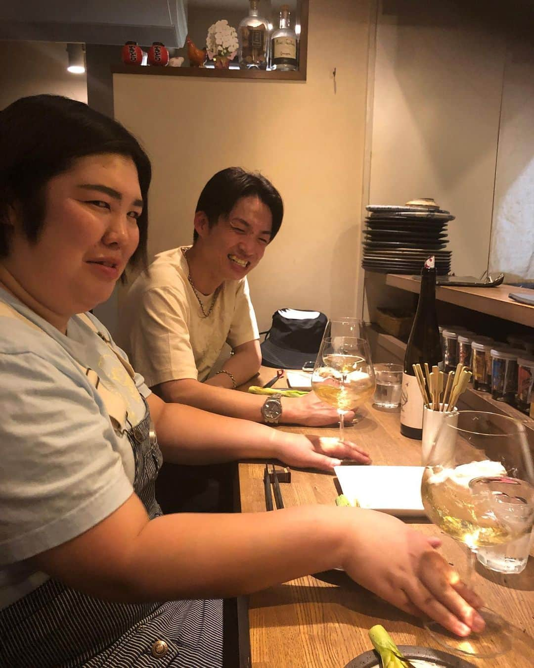 津田康平のインスタグラム：「ゆずるさんに熊ちゃんとお世話になりました🍷  あんま先輩のワイン勝手にくゆらさんで🤣？  ドムドムバーガーのカバンと無造作に脱がれたアウターがおもろ過ぎました☺️  ゆず兄、ご馳走でした🙇‍♂️🍺  #アインシュタイン　ゆずるさん #紅しょうが　熊ちゃん #マルセイユ  津田 #よしもと♾ホール」